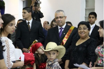 Pastor Aristeu sendo homenageado pelas crianças