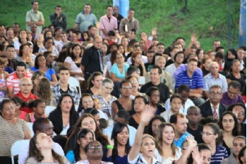 Multidão louva a Deus na Praça